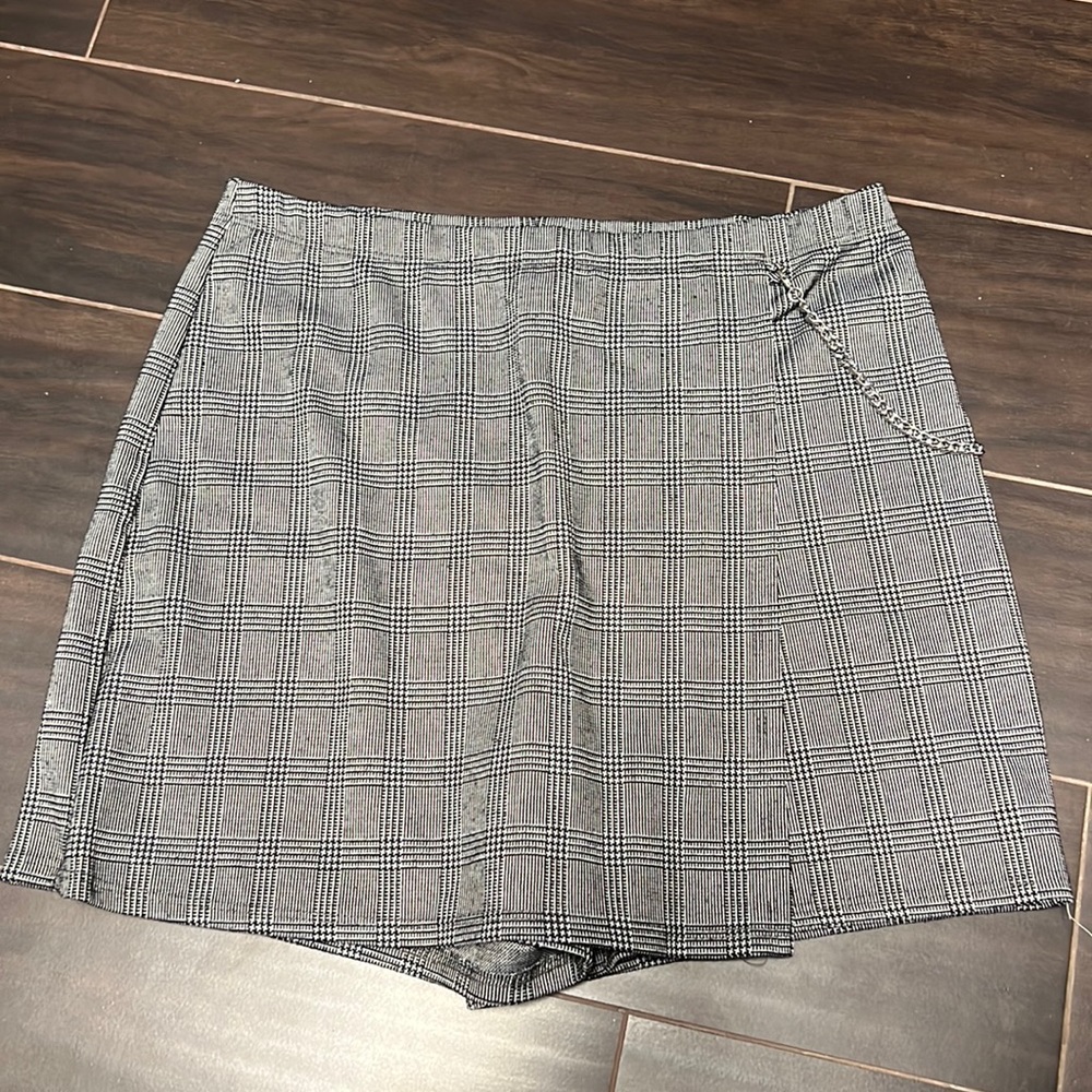 Black and white skort